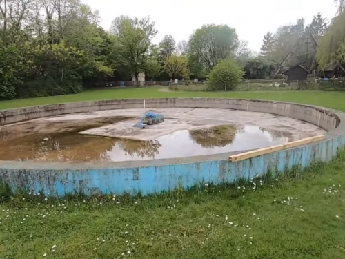 De fontein staat leeg en het beton ervan lijkt op enkele plaatsen kapot.