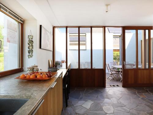 Zowel keuken als leefruimte kunnen geopend worden naar de patio.