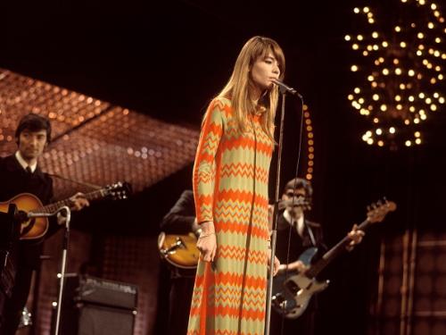 Françoise Hardy se produit sur scène au Talk of the Town à Londres, vers 1968.