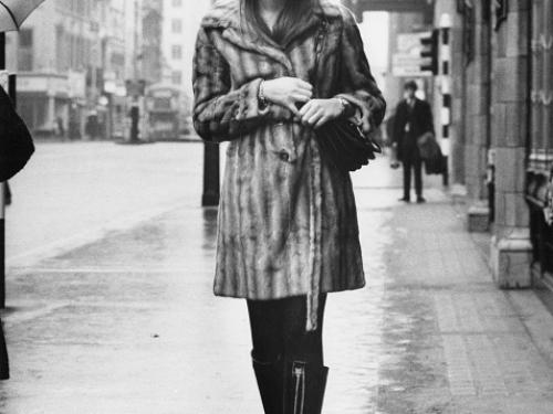 Françoise Hardy dans les rues de Londres en 1966