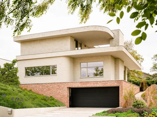 De woning straalt karakter en warmte uit.