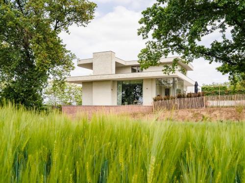 De woning is gebouwd op een hellende grond.