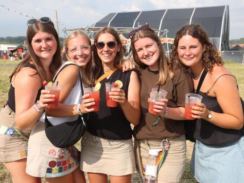 De meeste festivals werken met een munt die bezoekers aan de ingang krijgen en kunnen inruilen voor hun eerste beker.