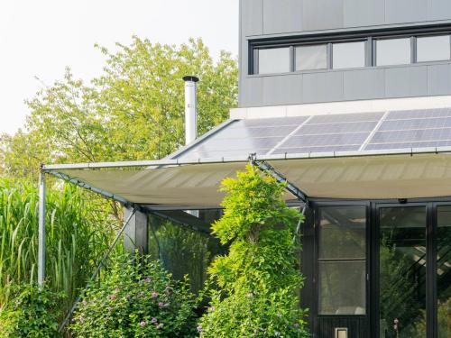 De zonnepanelen werden op de uitbreiding geplaatst.