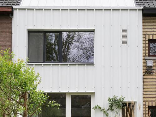 De woning valt op in het straatbeeld.
