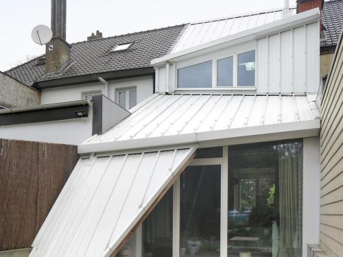 De woning werd overtrokken met een isolatieschil bekleed in staal.