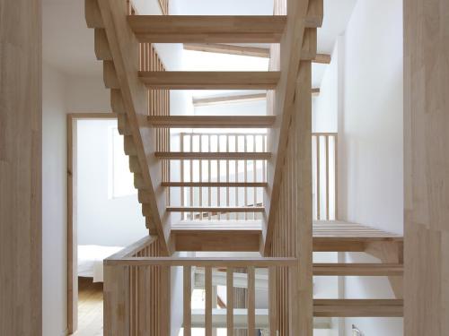 Ook via de trap kan het daglicht de woning binnendringen.