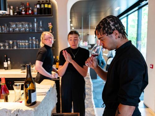 Front of house Elise, assistent-sommelier Lies en stagiair Elias.