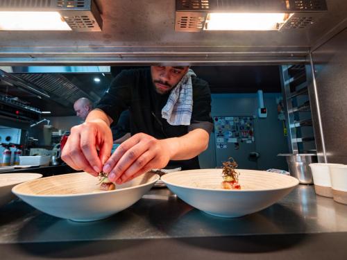 Chef de partie Guillaume zorgt mee voor de mis-en-place.