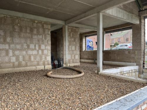 De betonnen draagvloer wordt vervangen door een schelpenlaag.