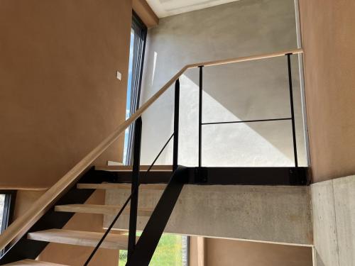 De open trap zorgt voor circulatie en daglicht in de hele woning.