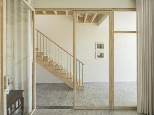 Er is een ‘oversized’ binnenstraat met trappenhuis gecreëerd.