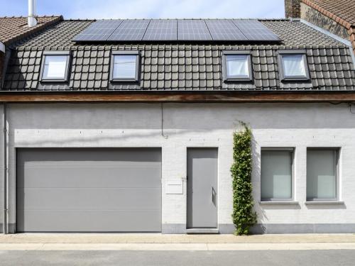 Achter de gevel schuilt een verrassend lichtrijke woning.