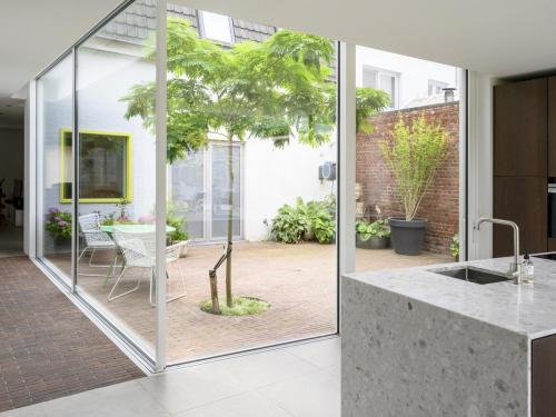 De doorlopende klinkervloer creëert mee een open gevoel.