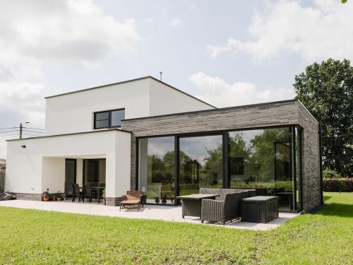 De keuken kreeg een overdekt terras.