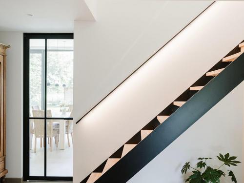 Op diverse manieren wordt licht binnengetrokken in de woning.