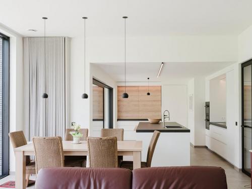 De hoge ramen zorgen voor veel licht in huis.