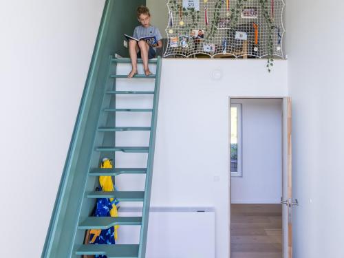 De kinderkamers hebben elk een mezzanine.