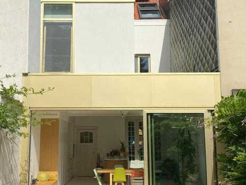 De nieuwe uitbouw is volledig op de tuin gericht.