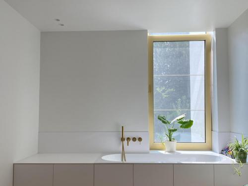 Er werd een nieuwe, ruime badkamer ingericht.