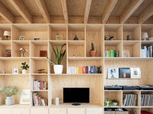 Uitgestrekte houten balken en een wandkabinet markeren de zithoek.