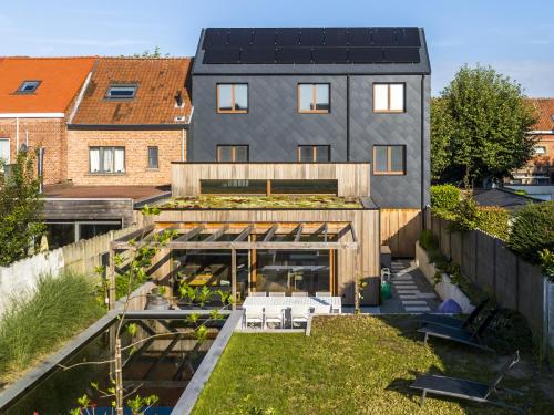 Grote schuiframen zorgen achteraan voor een connectie met de tuin.