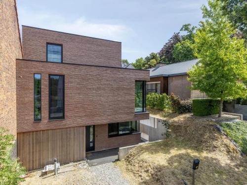 De woning is trapsgewijs opgebouwd.