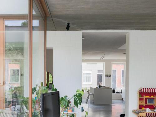 Het plafond in zichtbeton is een van de blikvangers.