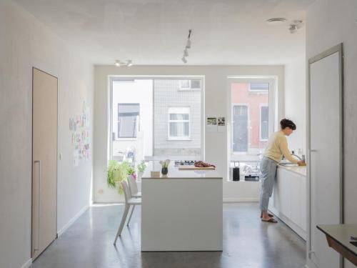 De keuken is bewust aan de straatkant gesitueerd.