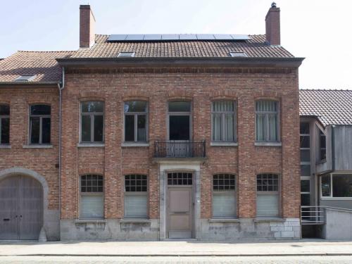 Het buitenschrijnwerk van de voorgevel werd eerder al vernieuwd.