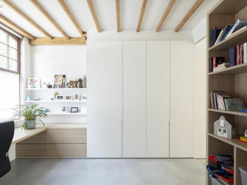 Ook de thuiswerkplek werd rond de houten kern gerealiseerd.