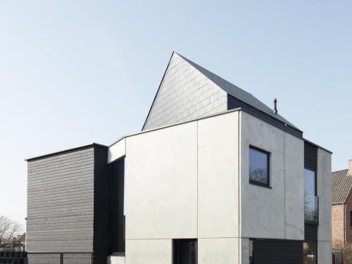 De toegang tot de woning werd bewust aan de zijkant voorzien.
