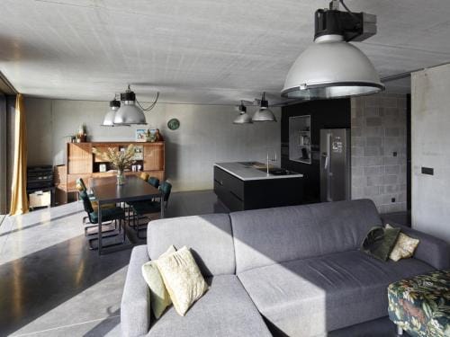 Het interieur baadt in een industriële, warme sfeer.