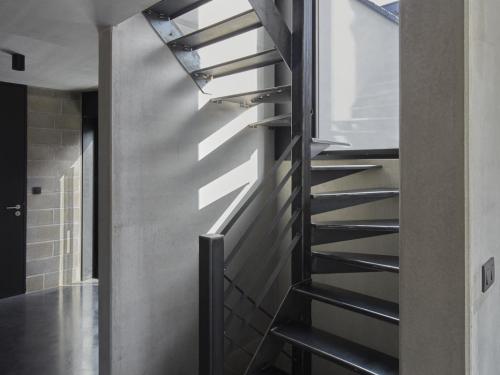 De trap vormt de ruggengraat van de woning.