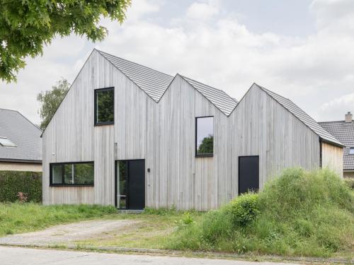 De woning kreeg een hoeve-allure mee.
