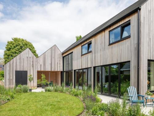 De woning werd ontworpen in een L-vorm.