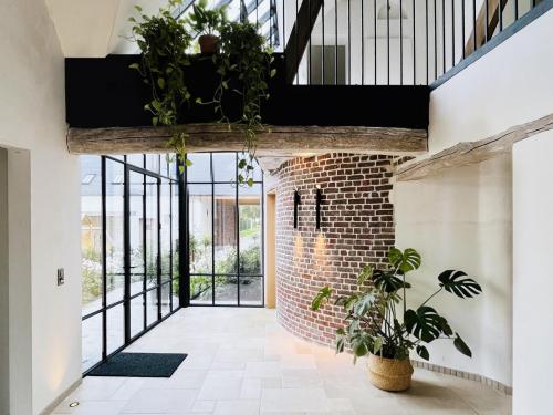 De stalen serre geeft een bijzonder accent aan de inkomhal.