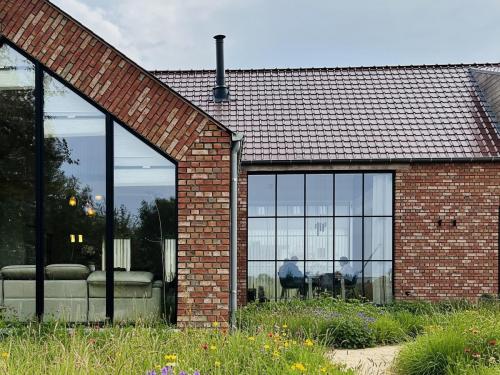 Grote glaspartijen zorgen voor veel lichtinval.