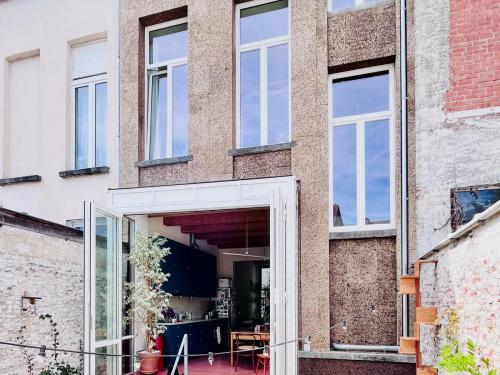 De nieuwe erker en de oude gevel verbinden heden en verleden.