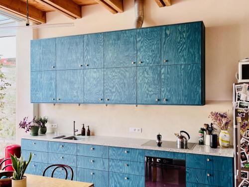 De keuken is compact gehouden.