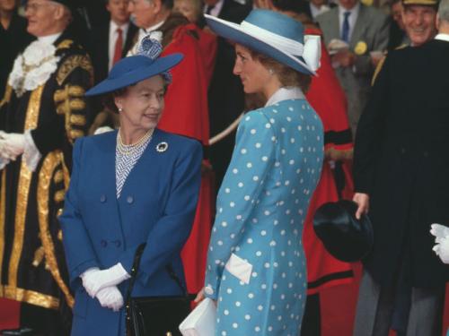 In het donkerblauw, hier samen met prinses Diana, 1986. (c) Getty