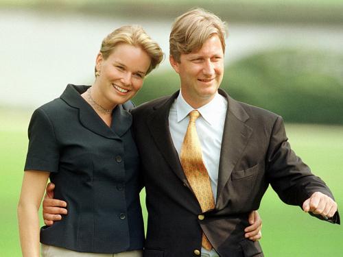 13 septembre 1999. 
Le prince héritier belge Philippe et sa fiancée Mathilde d'Udekem d'Acoz sourient face aux médias lors de leur première apparition publique commune au château royal de Laeken.