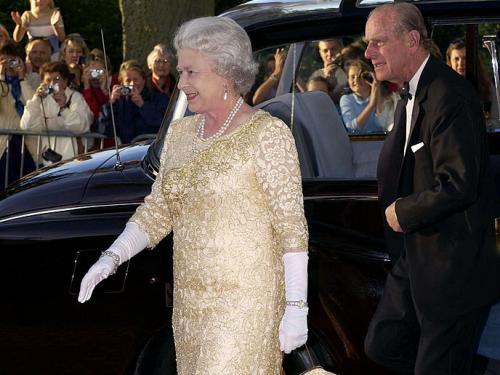 De koningin en prins Philip komen aan op een banket, 2001 (c) Getty