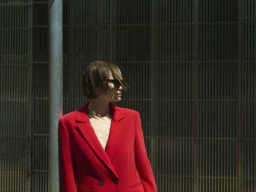 Gespot bij Xandres: monochrome outfits in rood, beige en grijs.