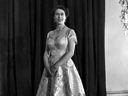 Ook voor haar kroning in 1953 vertrouwde de koningin op Norman Hartnell (c) Getty