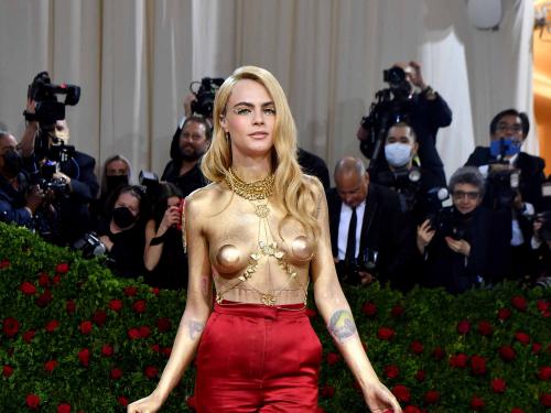 British model Cara Delevingne arrives for the 2022 Met Gala at the Metropolitan Museum of Art on May 2, 2022, in New York. - The Gala raises money for the Metropolitan Museum of Art's Costume Institute. The Gala's 2022 theme is "In America: An Anthology of Fashion". (Photo by ANGELA  WEISS / AFP)