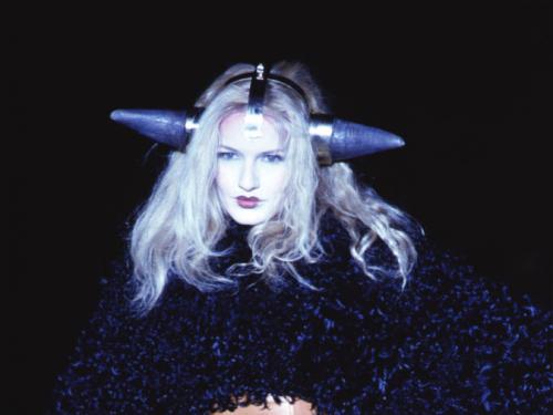 Model Karen Mulder voor Vivienne Westwood AW1995
