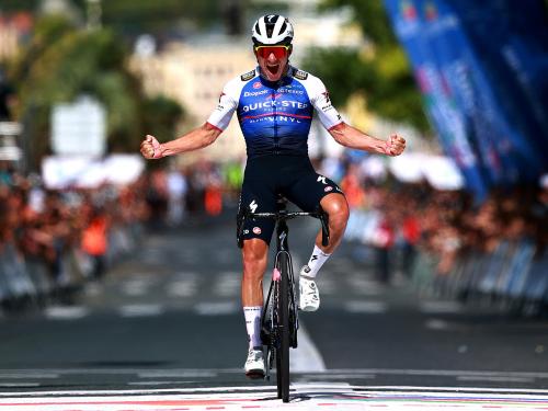 Remco Evenepoel blaast de tegenstand weg in de Clasica San Sebastian van 2022.