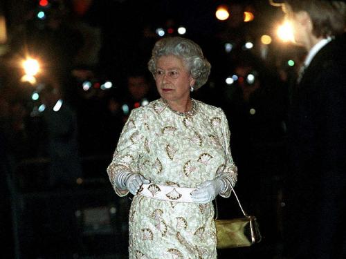 Elizabeth II komt aan op de heropening van The Royal Opera House in Covent Garden, Londen. (c) Getty