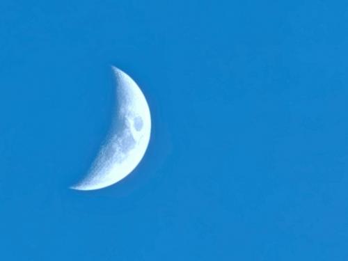 De maan, geschoten vanuit de losse pols met ‘hybride’ zoom (een combinatie van optische en digitale zoom).